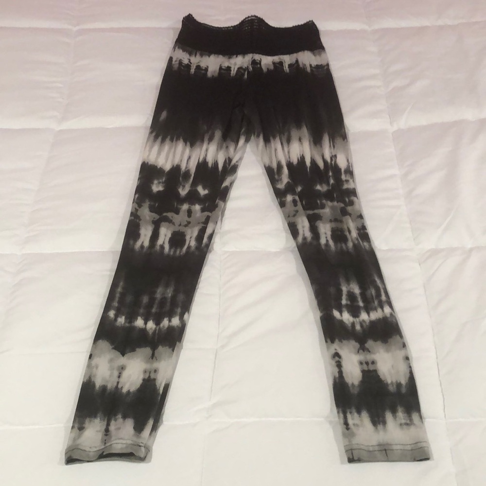 Cute booty lounge tie dye black white medium m